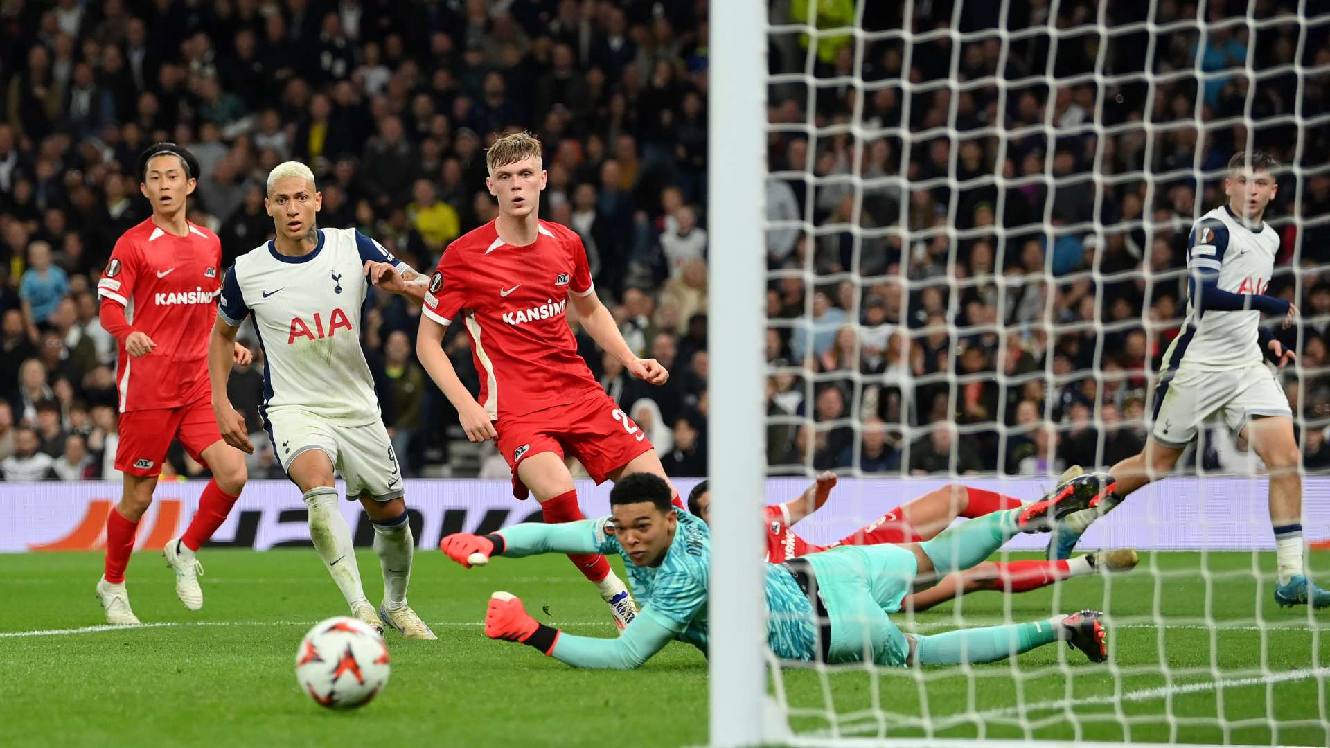 王大雷出击失误被红牌罚下 十人泰山0-0河南.